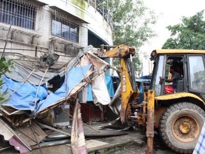 Action on illegal 18 tarpaulin sheds in Mira Road | मीरारोड मधील बेकायदा १८ ताडपत्री शेडवर कारवाई 