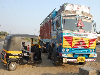 There is a rickshaw on the faulty truck near Sajapur | साजापूरजवळ नादुरुस्त ट्रकवर रिक्षा धडकून चालकाचा मृत्यू