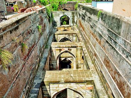 14th Century well neglected at Mahimpur In the Amravati district | अमरावती जिल्ह्यात १४ व्या शतकातील महिमापूरची देखणी पायविहीर दुर्लक्षित