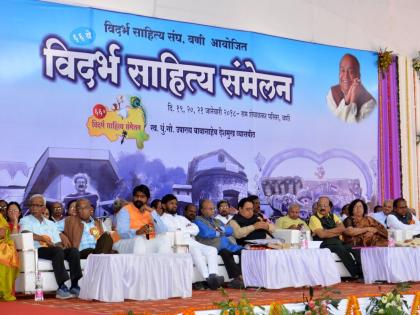 The place of writers in society is on top; Nitin Gadkari | समाजजीवनात साहित्यिकांचे स्थान मोठे; नितीन गडकरी