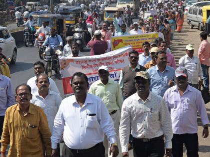 On clerk road in Kolhapur: Dhankar Morcha on Collectorate's office | कोल्हापुरात लिपिक रस्त्यावर : जिल्हाधिकारी कार्यालयावर धडक मोर्चा