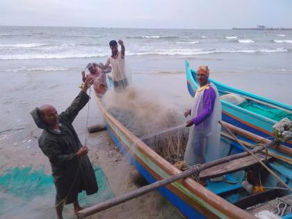 Sindhudurg: The impact of the cyclone on the west coast | सिंधुदुर्ग : पश्चिम किनारपट्टीवर चक्रीवादळाचा परिणाम