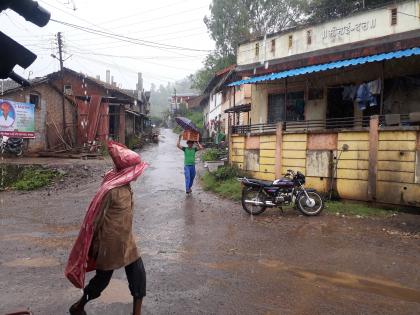 A drizzle of rain throughout the day, reappearing after four to five days of exposure | दिवसभर पावसाची रिपरिप, चार-पाच दिवसांच्या उघडिपीनंतर पुन्हा हजेरी