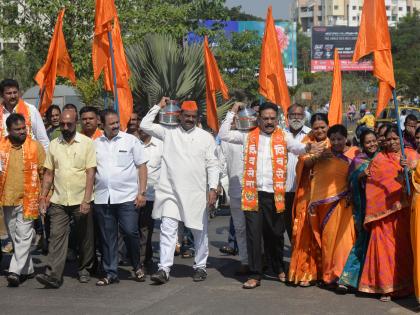 Kolhapur: ... and bathed with water, commissioners, water engineers, with melodious water. Shiv Sena hint | कोल्हापूर :...तर मैलामिश्रित पाण्याने आयुक्त, जल अभियंत्यांना अंघोळ घालू. शिवसेनेचा इशारा