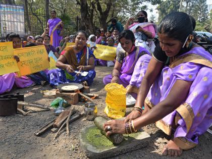 Kharda Bread Movement of women garbage pickers | अवनि संस्थेतर्फे ठिय्या आंदोलन, कचरा वेचक महिलांचे खर्डा भाकरी आंदोलन