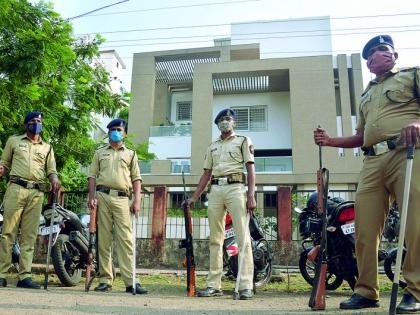 Police cordon off Devendra Fadnavis' residence in Nagpur | नागपुरात देवेंद्र फडणवीस यांच्या निवासस्थानी सुरक्षाव्यवस्थेत वाढ