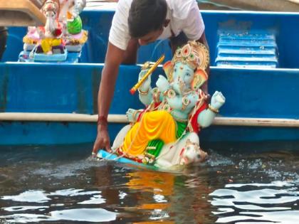 Thanekar's emotional farewell to ganpati Bappa after one and a half days | दीड दिवसांच्या बाप्पाला ठाणेकरांचा भावपूर्ण निरोप