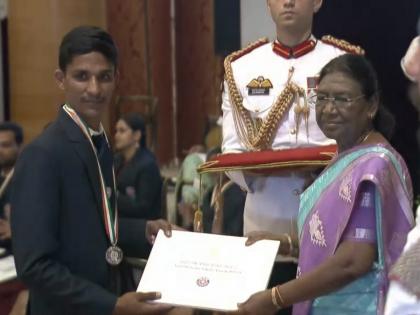 Vedanta Dikey, a student of 'Raseyo', was honored with the President's Award | 'रासेयो'चा विद्यार्थी वेदांत डिके राष्ट्रपती पुरस्काराने सन्मानित