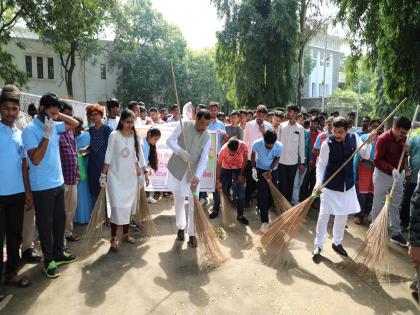 Shramdan of five hundred volunteers including the Vice-Chancellor | विद्यापीठ : कुलगुरूंसह पाचशे स्वयंसेवकांचे श्रमदान