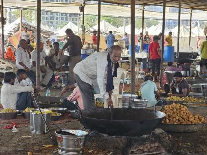 Four Stall in Ashwamedha Yagya serve the food to devotees; provision of food to lakhs of people every day | अश्वमेध यज्ञातील चार भोजनालये भक्तांच्या सेवेत; दररोज लाखो लोकांच्या जेवणाची व्यवस्था