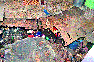 The old house collapsed | पुरातन घर कोसळले