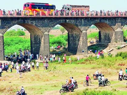 Trawlers of Pedhi river bridge | पेढी नदीच्या पुलावर ट्रॅव्हल्स-ट्रकची धडक