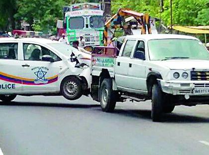 Three police officers were injured in a CR mobile car plant | सीआर मोबाईल कार झाडावर धडकून तीन पोलीस जखमी