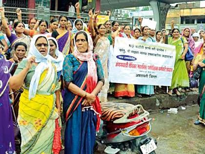  Protests in Rajkamal Chowk of Anganwadi Sevik | अंगणवाडी सेविकांची राजकमल चौकात निदर्शने