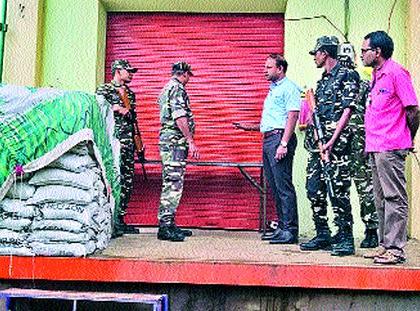 The armed guard in front of the Malegawi Strongroom | मालेगावी स्ट्रॉँगरूमसमोर सशस्त्र पहारा