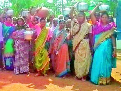 Ghagar Morcha of Madeghat women | मडेघाटच्या महिलांचा घागर मोर्चा