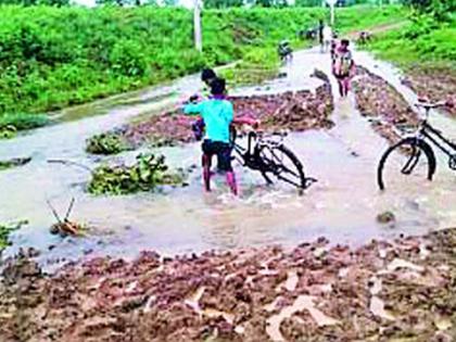 Chhittapur road closure due to canal split | कालवा फुटल्याने चितापूर रस्ता बंद