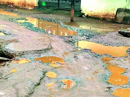 The winding roads in the wind obstruct the traffic | पवनीतील खड्डेमय रस्ते रहदारीस अडथळा The winding roads in the wind obstruct the traffic | पवनीतील खड्डेमय रस्ते रहदारीस अडथळा