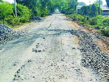 The paved road paved in just a few months | अवघ्या महिनाभरात उखडला डांबरी रस्ता The paved road paved in just a few months | अवघ्या महिनाभरात उखडला डांबरी रस्ता