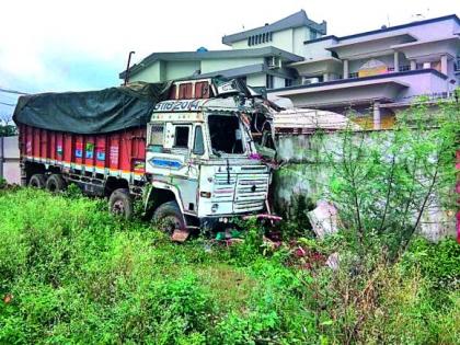 Filled by the truck, the security wall of the house collapsed | भरधाव ट्रकने तोडली घराची सुरक्षा भिंत