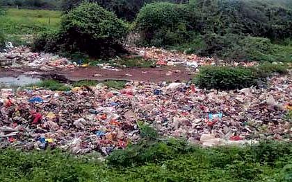  The pile of garbage on the railway plot | रेल्वेच्या भूखंडावर कचºयाचे ढिगारे