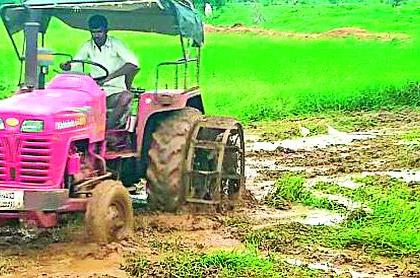 Tractor run on tree plantation | वृक्षारोपणावर चालविला ट्रॅक्टर