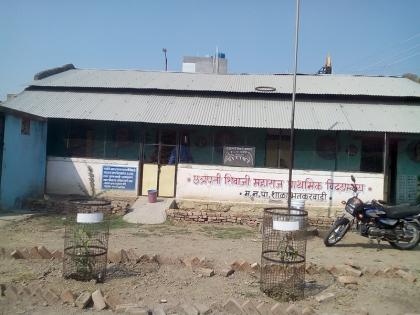 Dissatisfaction of Bhutkarwadi school: Fill in two rooms, five classes | भुतकरवाडी शाळेची दैन्यावस्था : दोन खोल्यांमध्ये भरतात पाच वर्ग