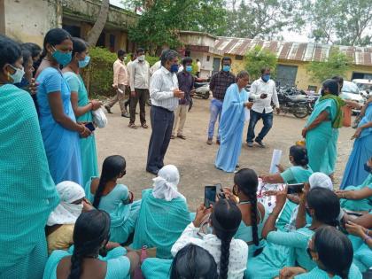 Asha Workers besiege DHO at Mehkar |  मेहकर येथे आशा वर्कर्सचा डीएचओंना घेराव