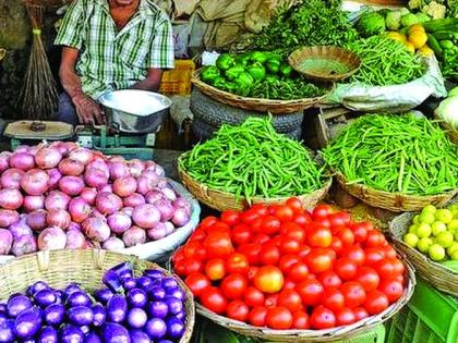 Onion prices rise as incomes declined; The vegetables prised slashed | आवक घटल्याने कांद्याचे दर वाढले; भाजीपाल्याचे काेसळले