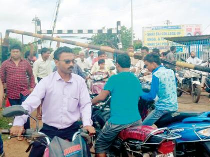  Railway gate collapsed on two-wheelers | रेल्वे फाटक दुचाकी वाहनावर कोसळले