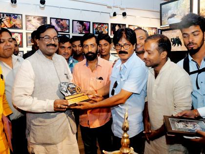  Guardian's visit to the photography exhibition of photographers | फोटोग्राफर्सच्या छायाचित्र प्रदर्शनीला पालकमंत्र्यांची भेट