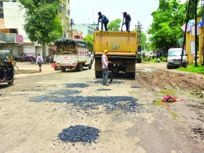 The path of Shiva devotees is tough; Pits on Shivaji Park to Abdul Hamid Chowk | शिवभक्तांची वाट खडतर; शिवाजी पार्क ते अब्दुल हमीद चौकापर्यंत खड्डेच खड्डे