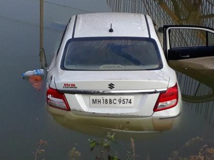 The car went into a big dump | कार जाऊन पडली भल्या मोठ्या डबक्यात