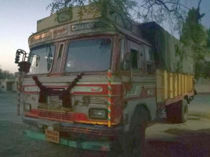 The pickup truck was caught by the police | गौणखनिजचा ट्रक पोलिसांनी पकडला