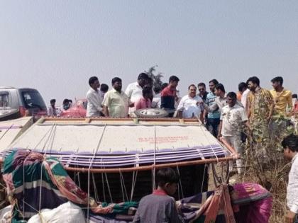 Eight people were injured when the vehicle overturned | भाविकांचे वाहन उलटून आठ जखमी