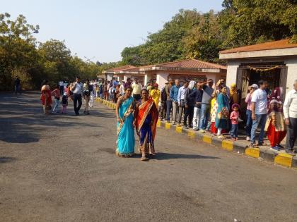 A crowd of tourists in Ajanta caves |  अजिंठा लेणीत पर्यटकांची गर्दी