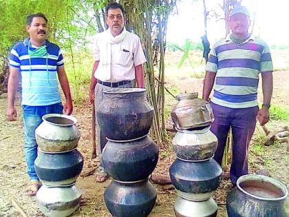 90 pots of Mohsadva destroyed | मोहसडव्याची ९० मडकी नष्ट 90 pots of Mohsadva destroyed | मोहसडव्याची ९० मडकी नष्ट