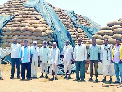 Paddy purchased at the opening | खरेदी केलेले धान उघड्यावरच