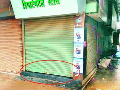 Say what you want even in times of restriction, shops closed from the outside, start from the inside! | निर्बंधाच्या वेळेतही काय हवे ते सांगा, दुकाने बाहेरून बंद, आतून सुरू !