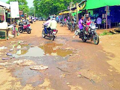 Kurkhed road displacement | कुरखेडातील रस्त्यांची दुरवस्था