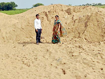 The illegal sandstorm on the Ramala road | रामाळा मार्गावर रेतीचा अवैध साठा