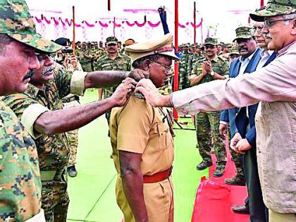 Felicitated police jawans who killed Maoists | नक्षल्यांना ठार करणाऱ्या पोलीस जवानांचा सत्कार