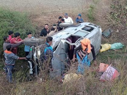 In the early hours of the morning, the peasants' vehicle fell into a ditch | पहाटेच्या डुलकीने केला घात, मिरची मजुरांचे वाहन खड्ड्यात