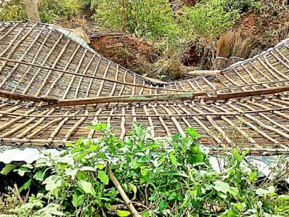 The stormy wind made the roof of the house | वादळी वाऱ्याने घराचे छत उडाले