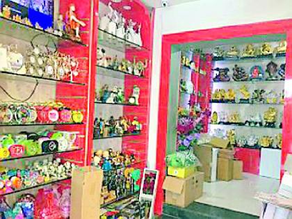 Action against seven shopkeepers, including the factory owner | कारखान्याच्या मालकासह सात दुकानदारांवर कारवाई