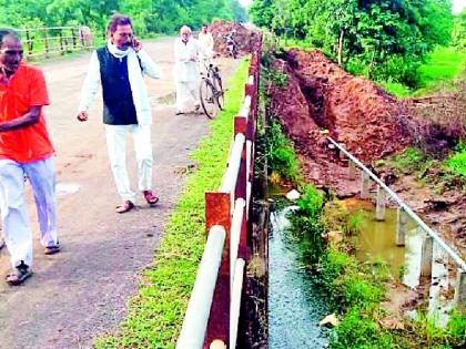 The safety pipe on the bridge broke | पुलावरील सुरक्षा पाईप तोडले