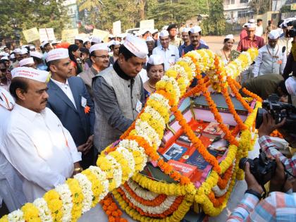 The librarian left in the Shivaji University. Reading Jagar of Culture | शिवाजी विद्यापीठात उत्साहात निघाली ग्रंथदिंडी, वाचनसंस्कृतीचा जागर