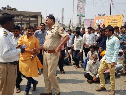  Just standing on the road | ..अन् रस्त्यावरच मांडला ठिय्या