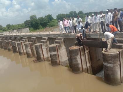 Finally, the Kedarkheda gate sat on the Kolhapuri dam | अखेर केदारखेडा कोल्हापुरी बंधाऱ्यावर बसले गेट