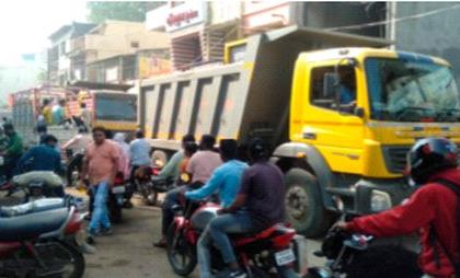 Heavy vehicles cause traffic jams on the main roads in Talodya | अवजड वाहनांमुळे तळोद्यातील मुख्य रस्त्यांवर होते वाहतुकीची कोंडी Heavy vehicles cause traffic jams on the main roads in Talodya | अवजड वाहनांमुळे तळोद्यातील मुख्य रस्त्यांवर होते वाहतुकीची कोंडी